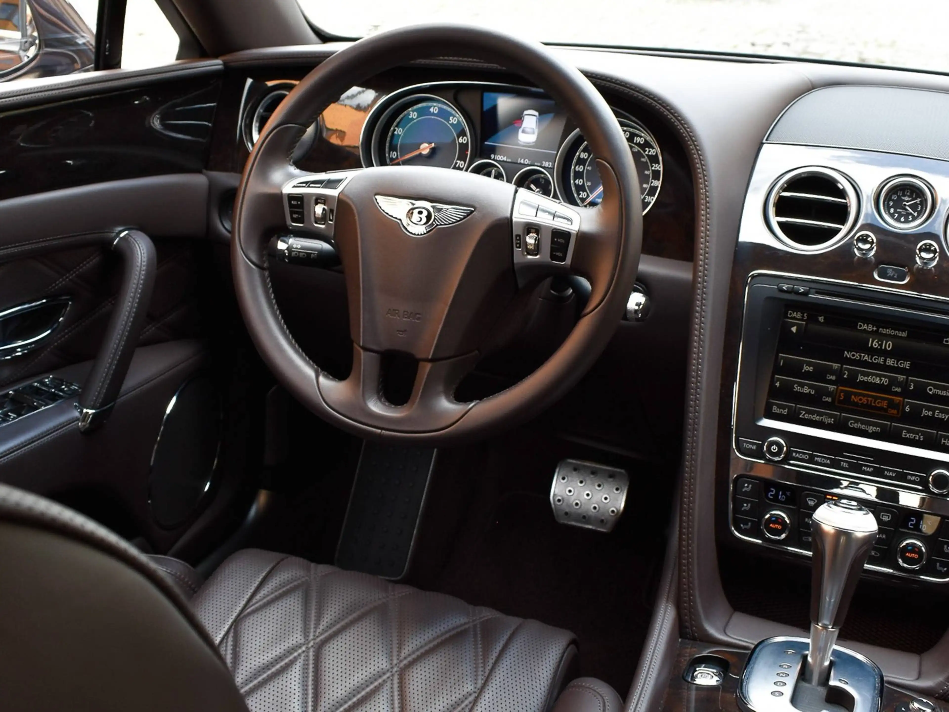 Bentley Flying Spur W12 / Havana Metallic / Bentley History — photo 4