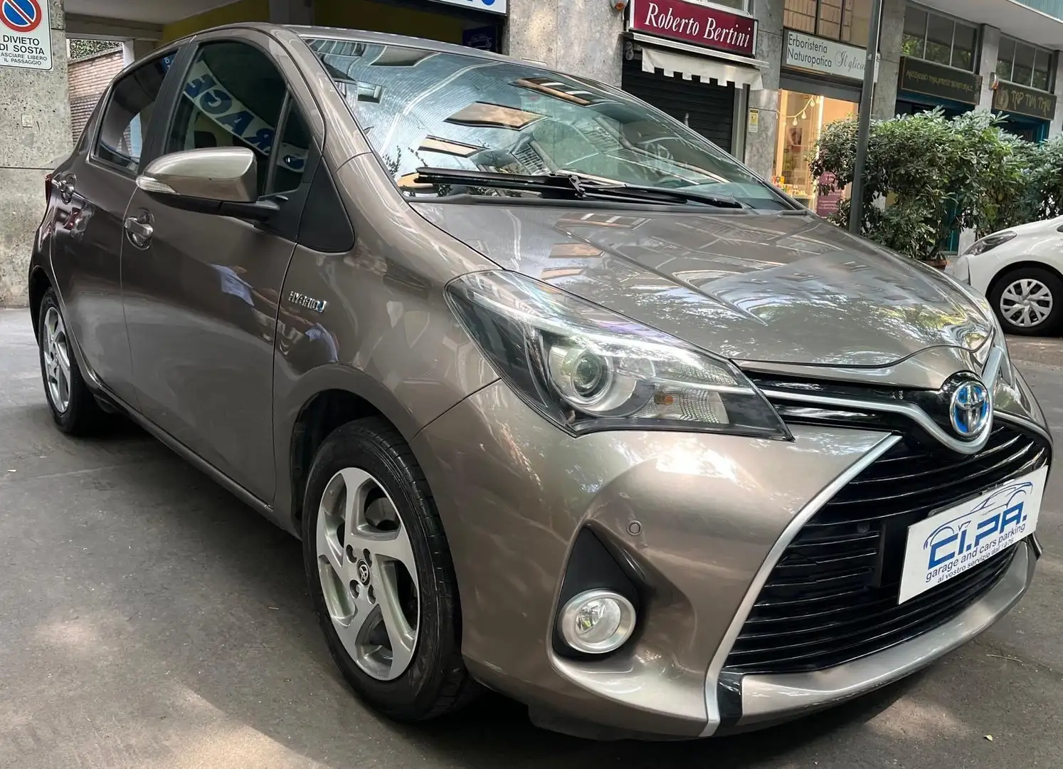 Toyota Yaris Yaris 5p 1.5h Business Gris - 2
