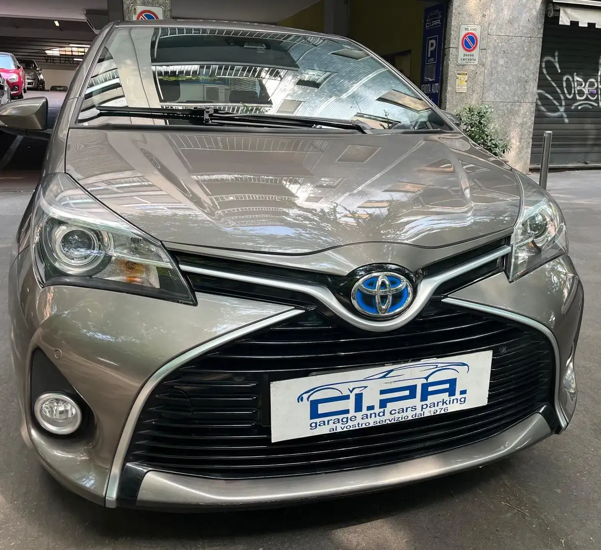 Toyota Yaris Yaris 5p 1.5h Business Gris - 1