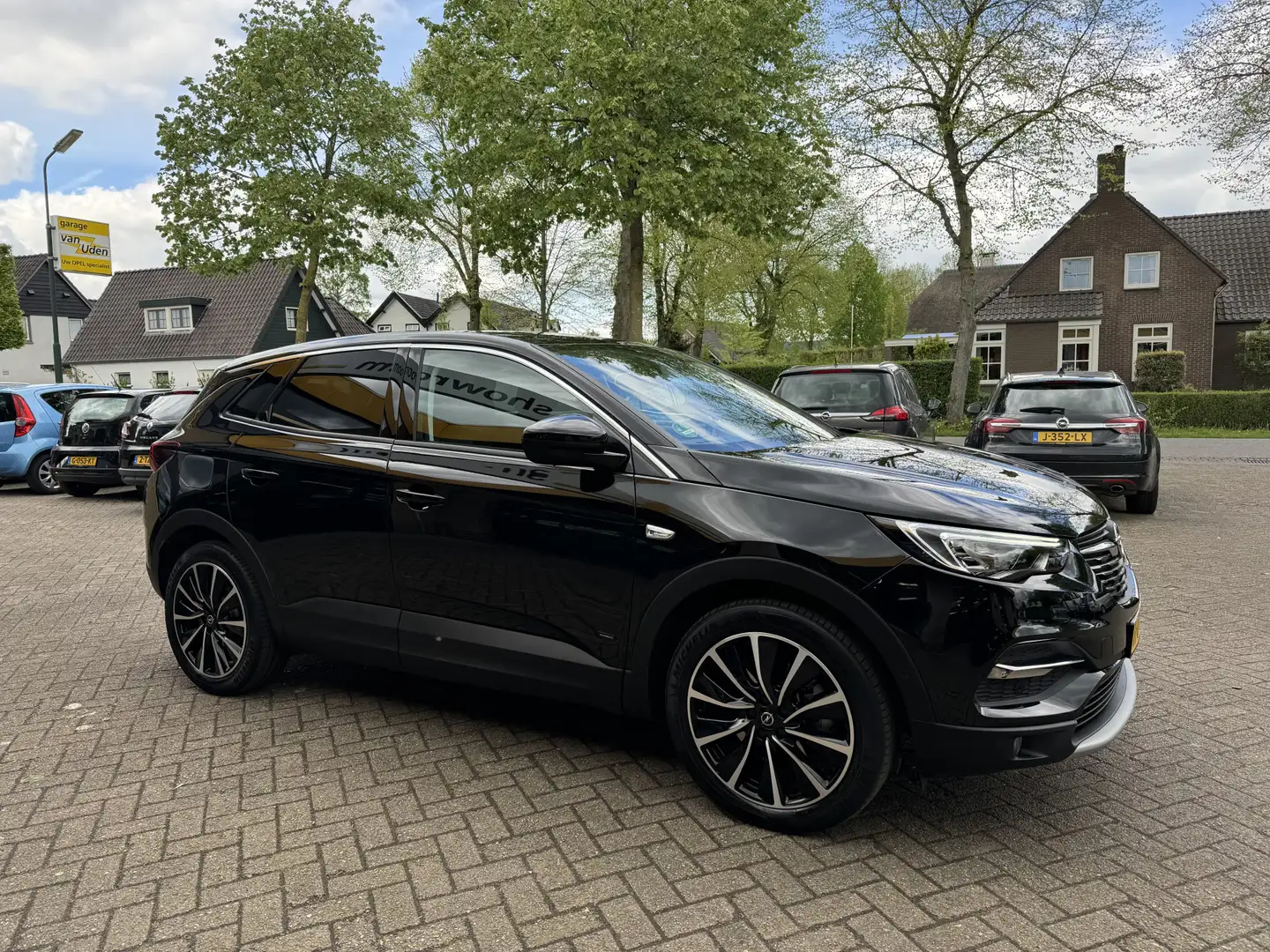 Opel Grandland X 1.6 Turbo Hybrid Innovation Navi Camera Climate Co Zwart - 2