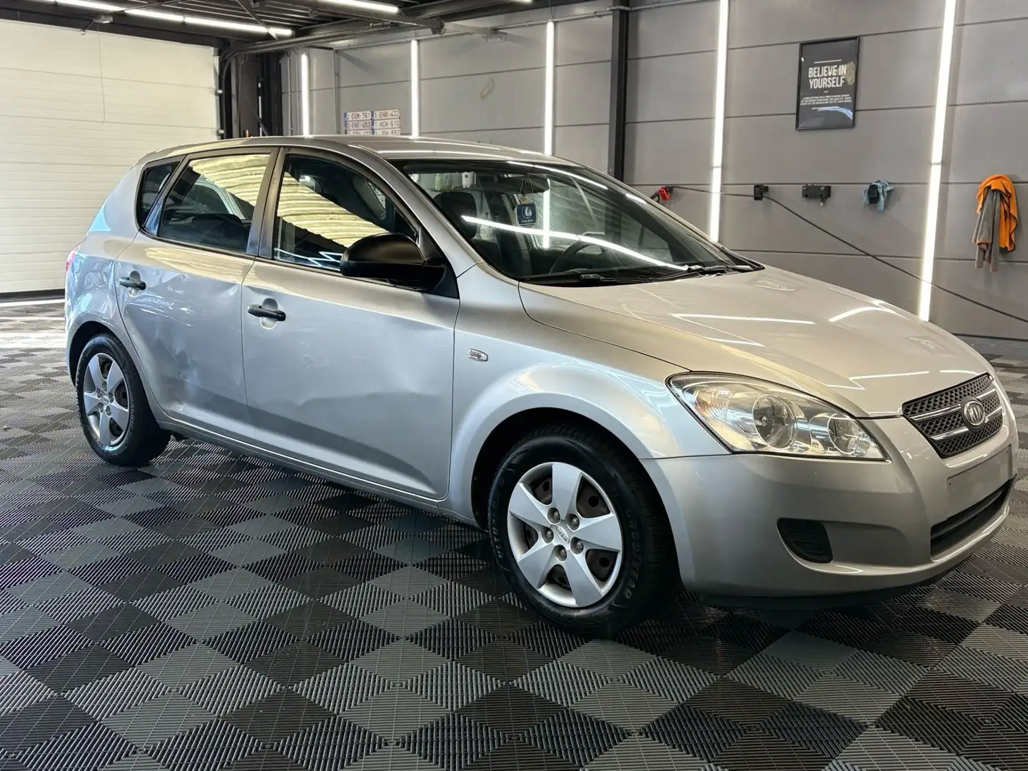 Kia Ceed / cee'd 1.4i benzine bj. 2008 192000km Gris - 2