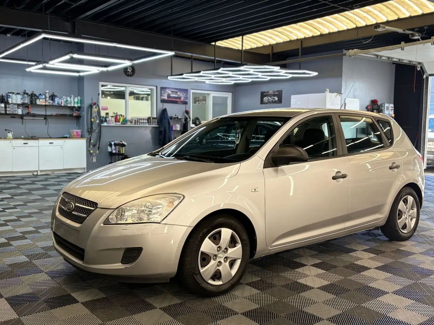 Kia Ceed / cee'd 1.4i benzine bj. 2008 192000km Gris - 1