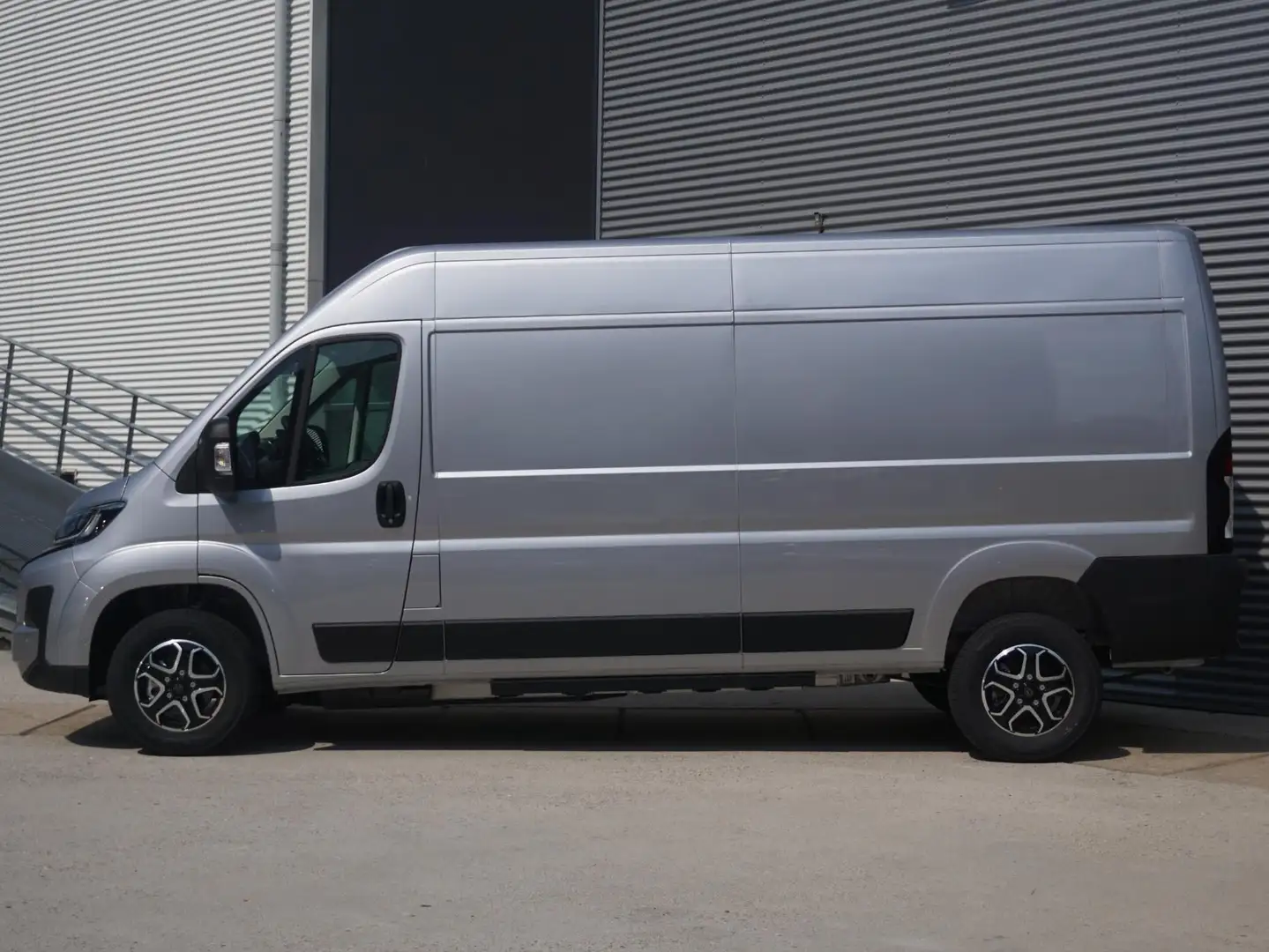 Peugeot Boxer e-Boxer 3.5t L3H2 Zwaar 110 kWh | 8 jaar garantie Grijs - 2