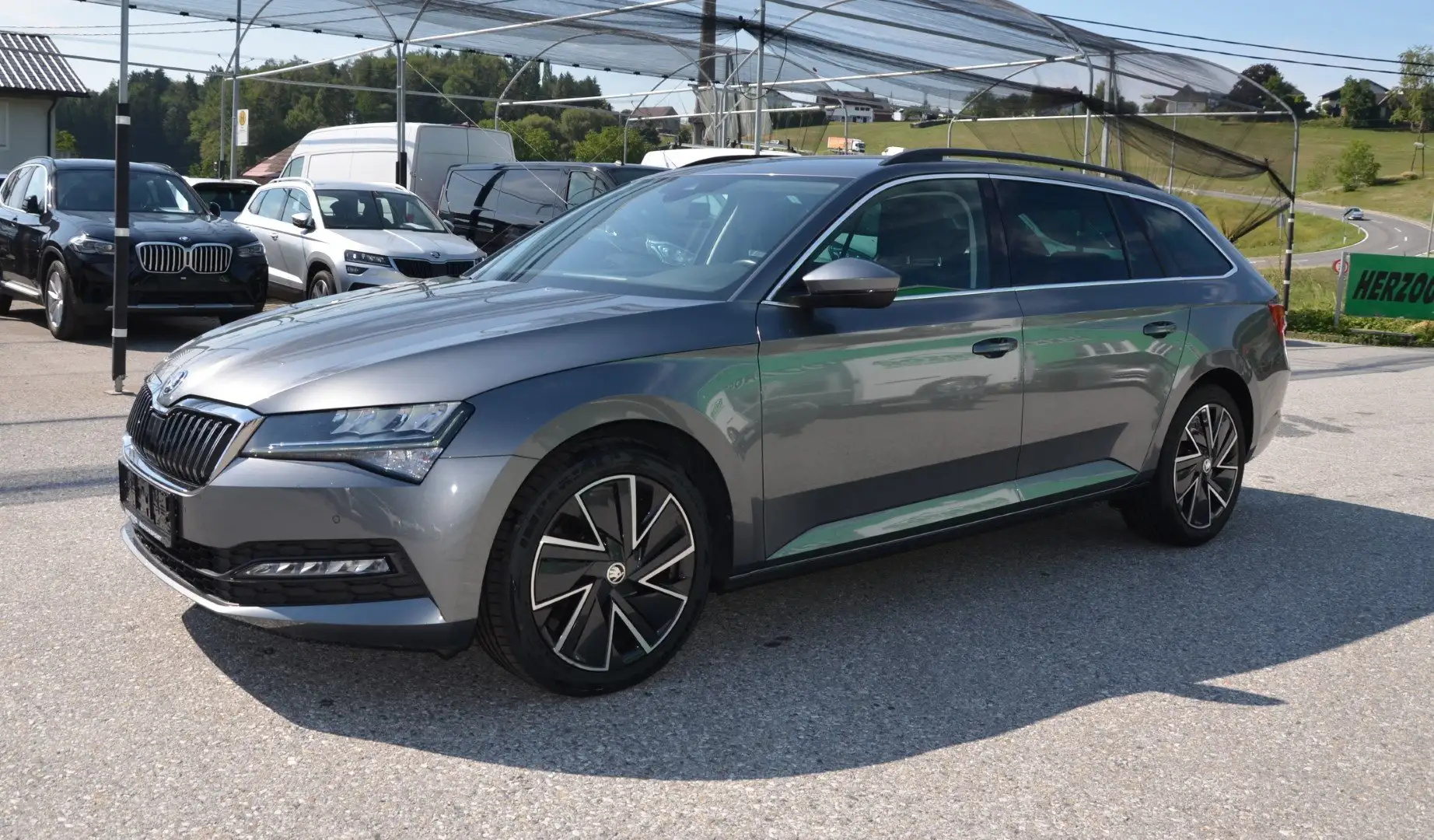Skoda Superb Superb Kombi 2,0TDI DSG LED VIRTUAL 18"ALU 1.Bes. Grau - 2