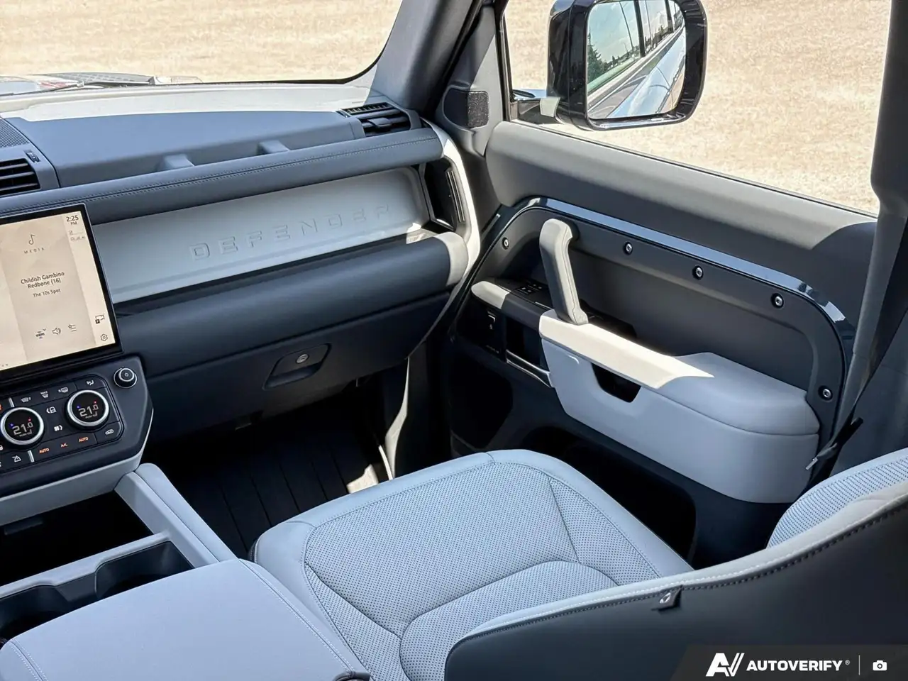 Land Rover Defender photo Land Rover Defender