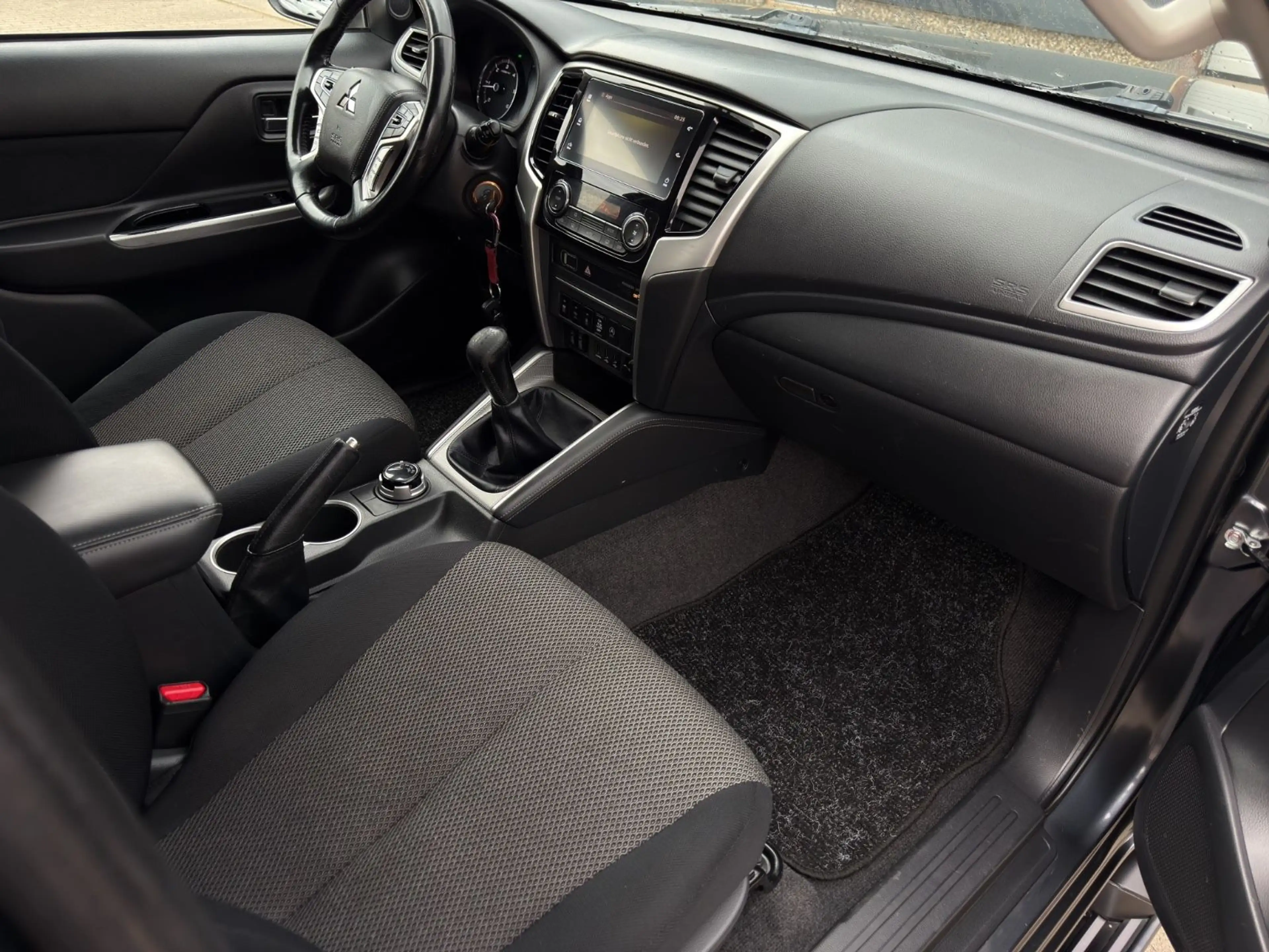 Mitsubishi L200 Plus Club Cab 4WD Kamera Scheckheft — photo 9