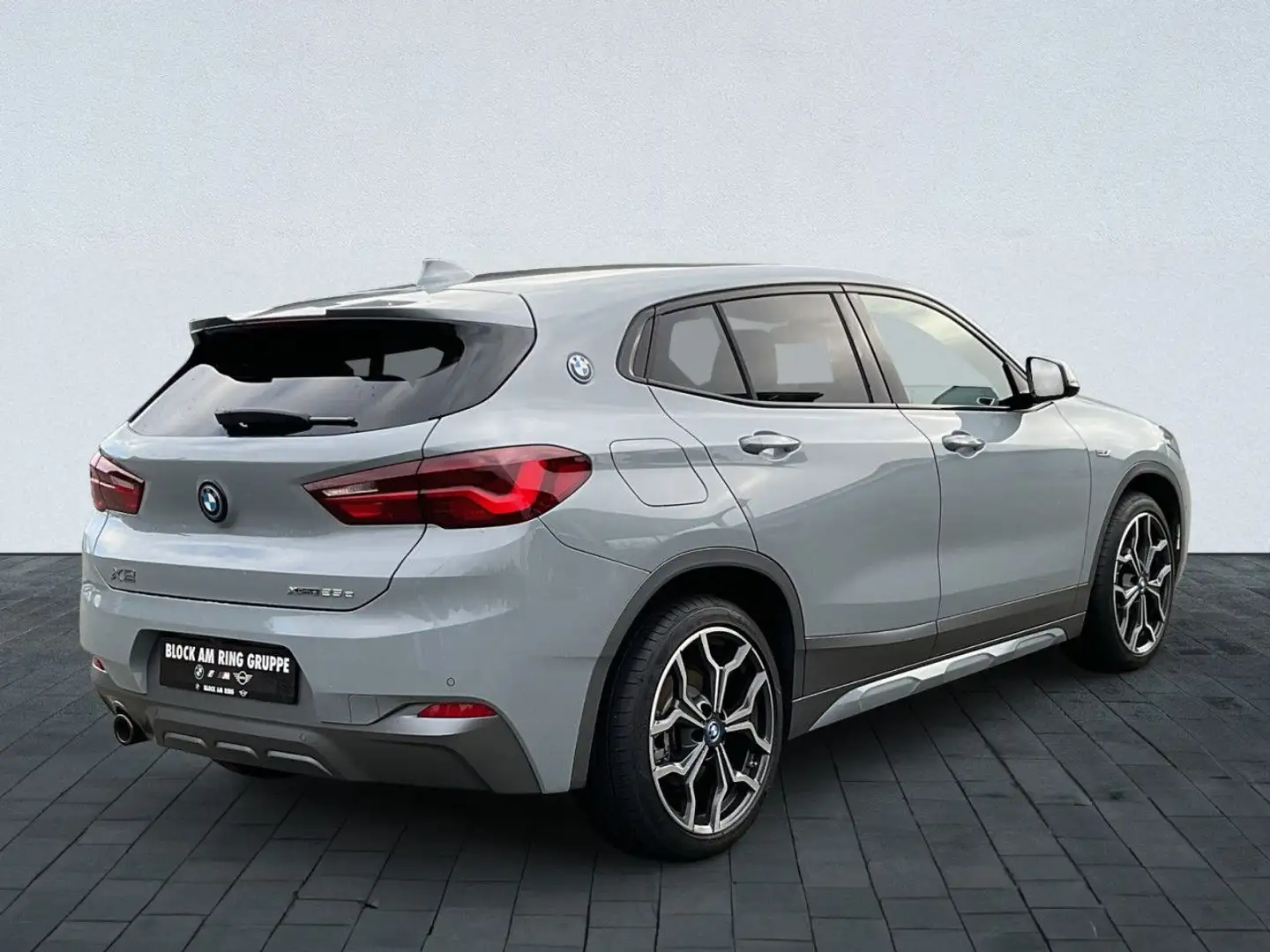 BMW X2 xDr25e M Sport X Navi+ Pano HUD DA+ RFK H/K LED Gris - 2