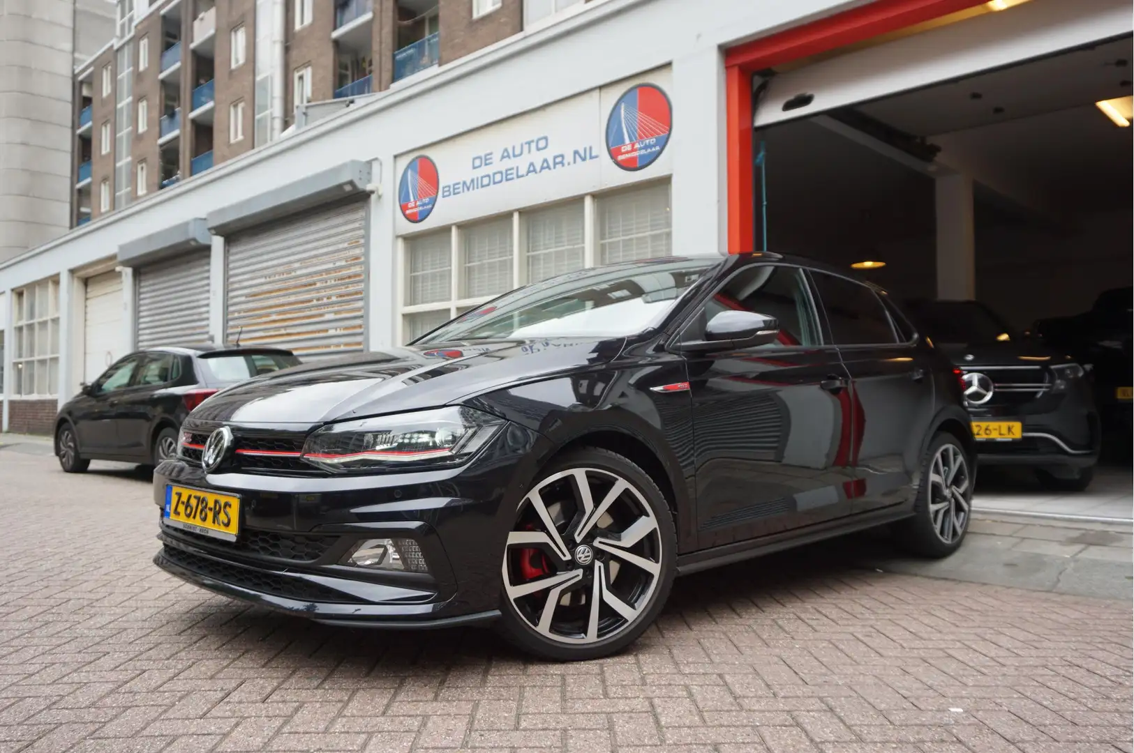 Volkswagen Polo GTI 2.0 TSI | PANO | Adaptive + Lane | Beats | Leer | Zwart - 2
