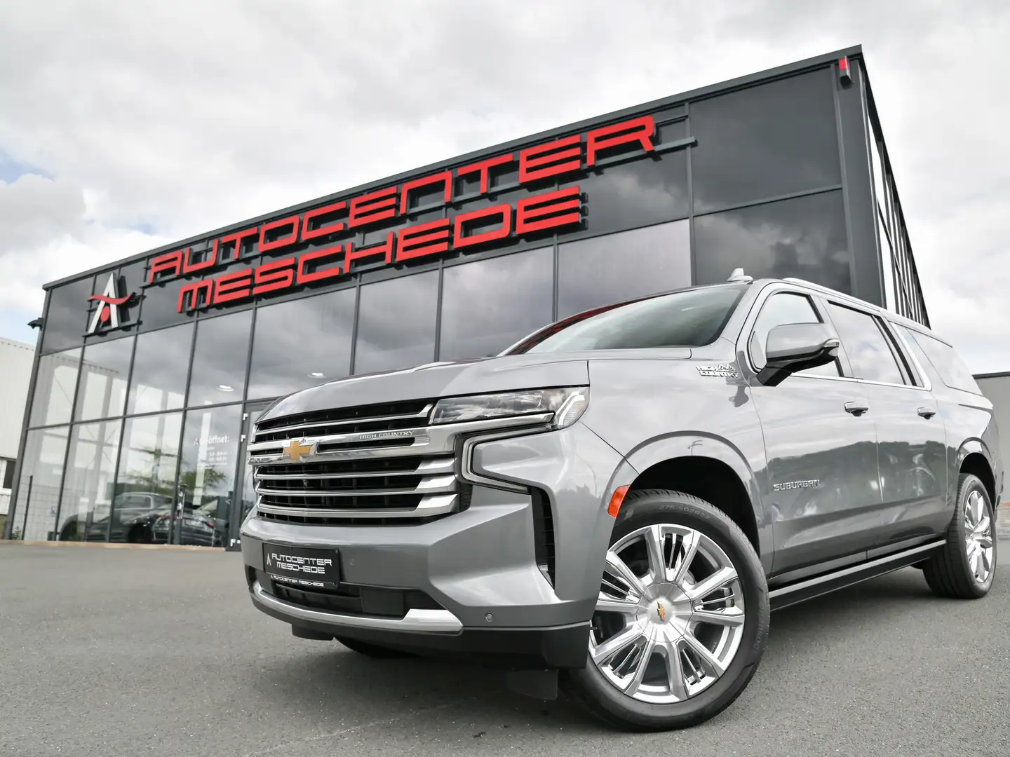 Chevrolet Suburban 6.2 V8 High Country* Fonddisplays* 22 Šedá - 1