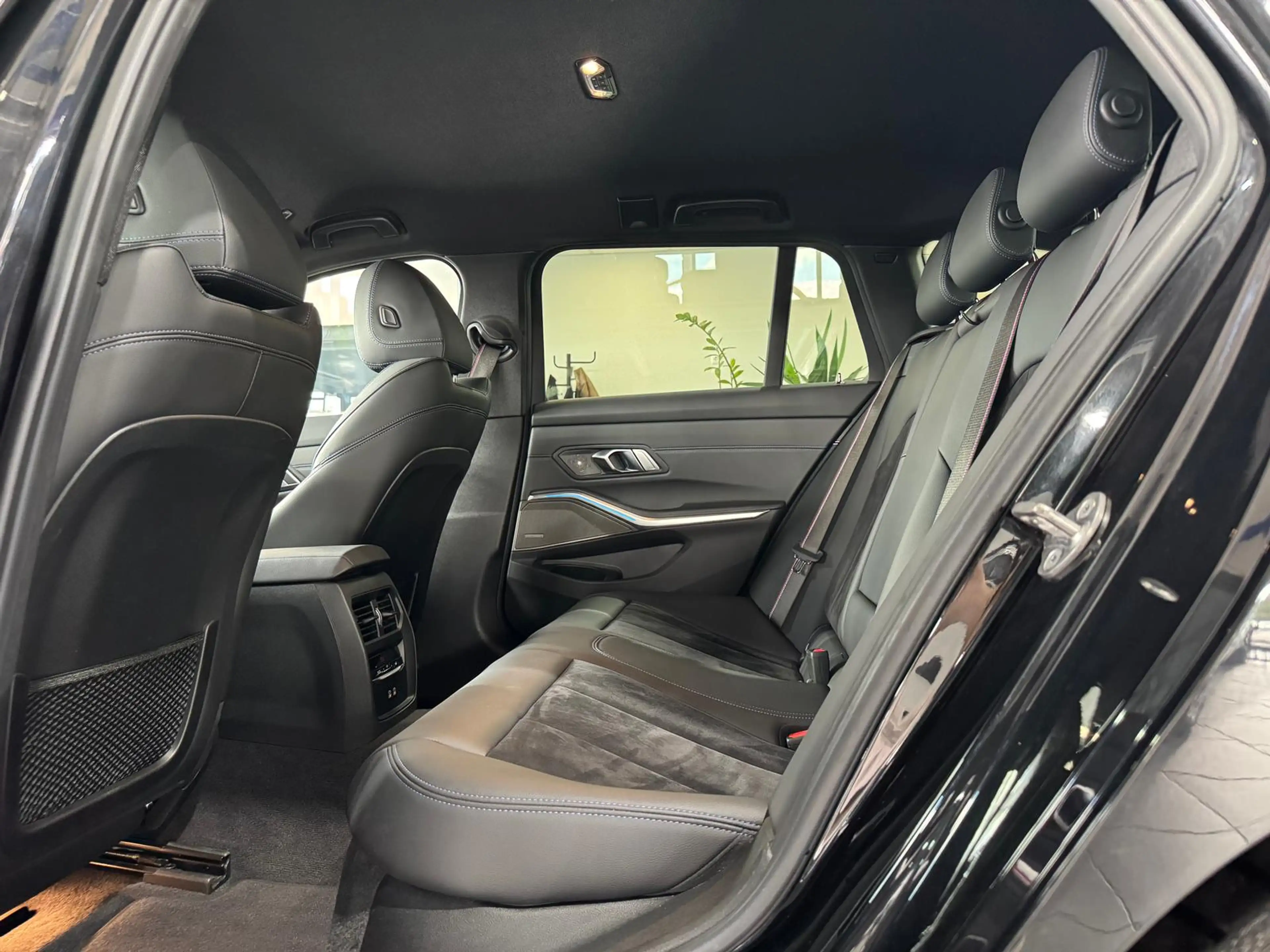 BMW 330 i M-Sport WIDESCREEN H&K LED AHK HUD KAM SHZG — photo 29