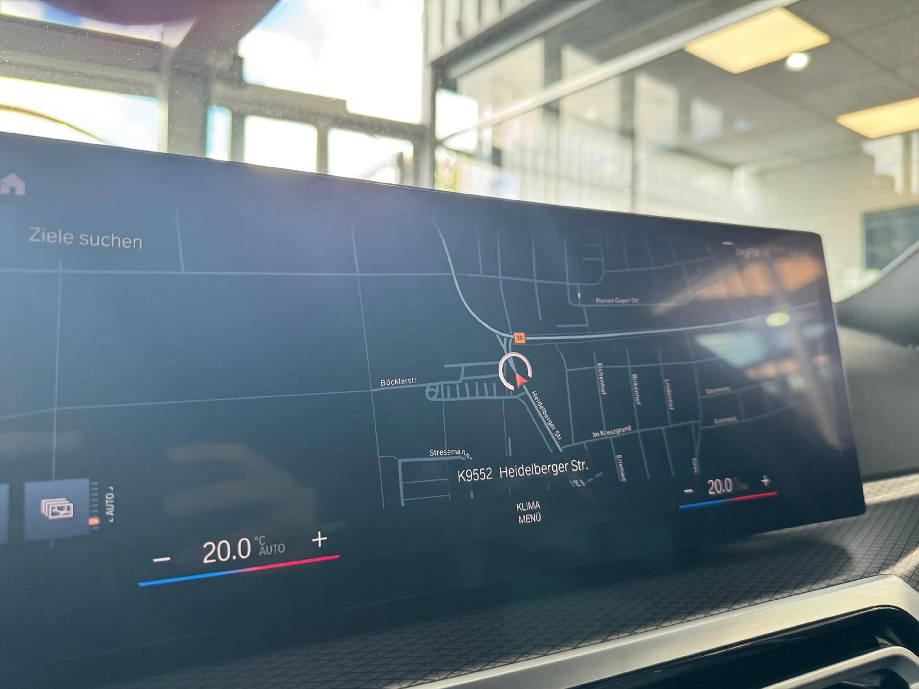 BMW 330 i M-Sport WIDESCREEN H&K LED AHK HUD KAM SHZG — photo 26