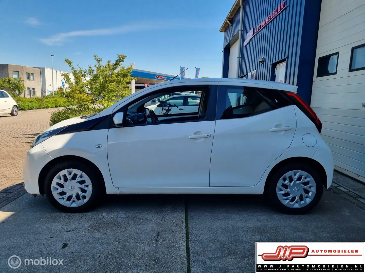 Toyota Aygo 1.0 VVT-i x-play 5 deurs airco, camera Wit - 2