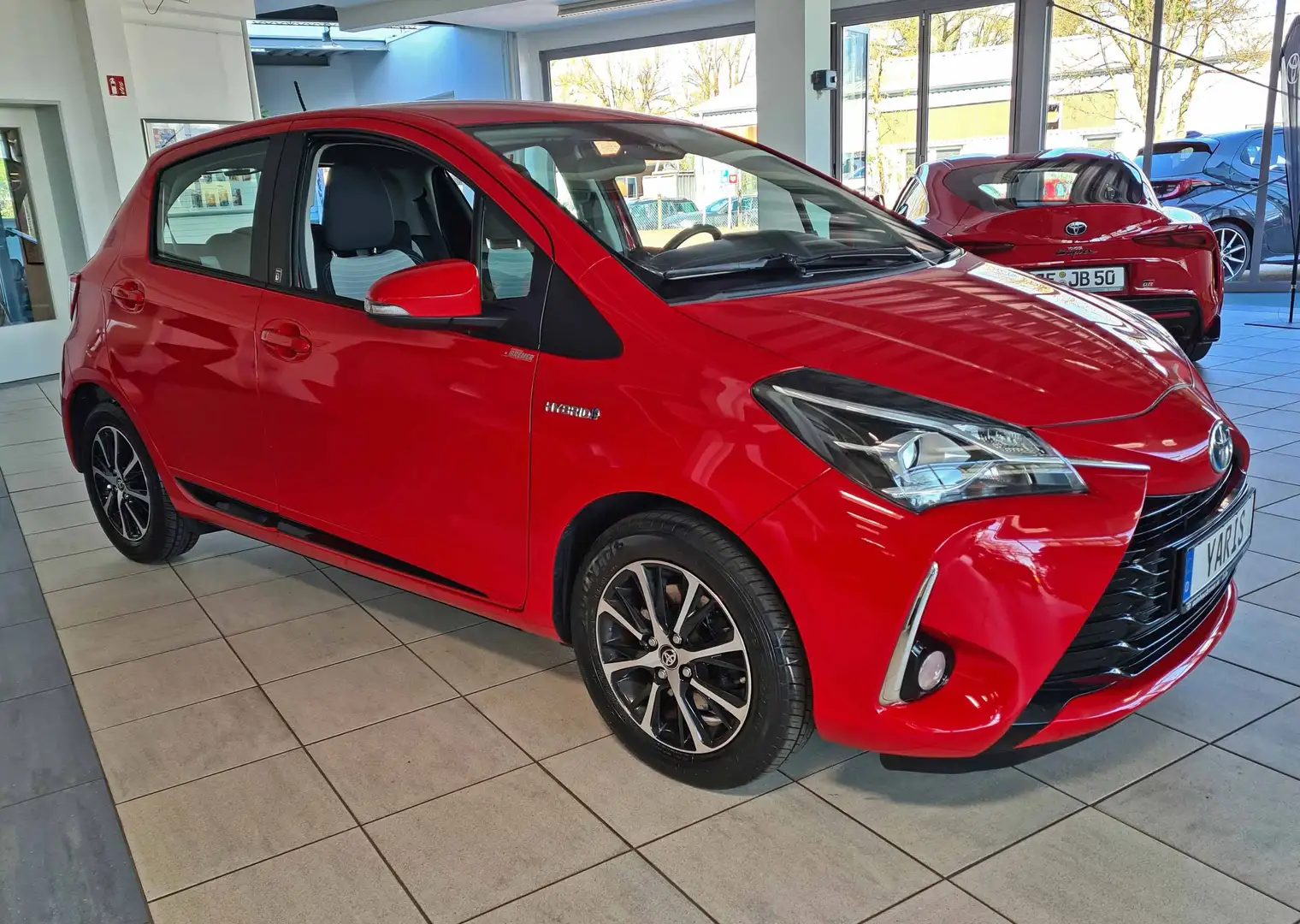 Toyota Yaris Hybrid 1.5 VVT-i Team Deutschland + Standheizung Rot - 2
