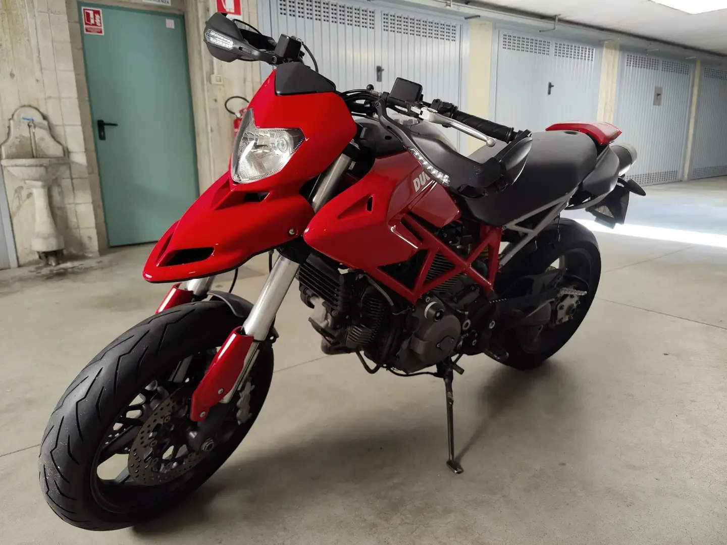 Ducati Hypermotard 796 crvena - 1