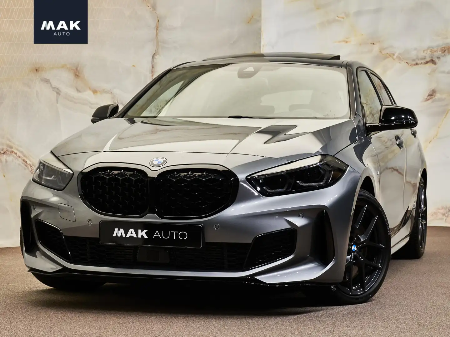 BMW 135 1-serie M135i xDrive, M Performance, M stoelen, pa Grijs - 1