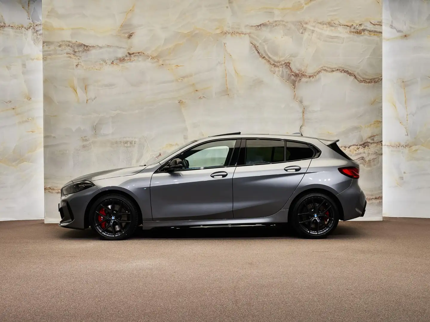 BMW 135 1-serie M135i xDrive, M Performance, M stoelen, pa Grijs - 2