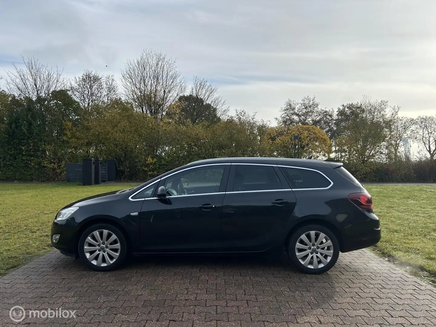 Opel Astra Sports Tourer 1.4 Cosmo Noir - 2