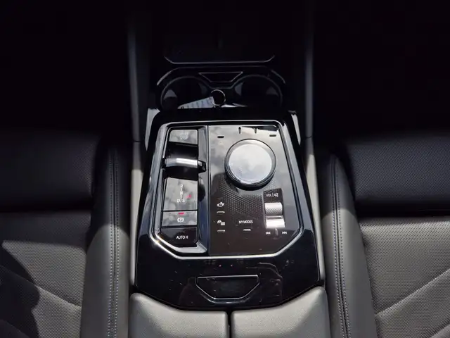 BMW 5 Series view 10
