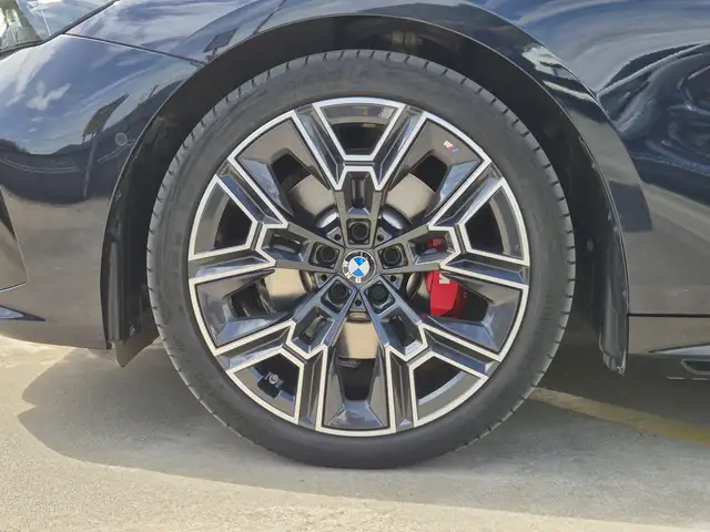 BMW 5 Series view 13