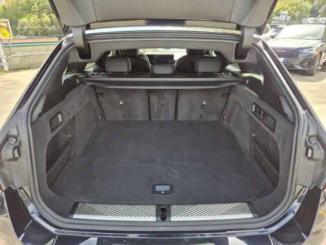 BMW 5 Series view 12