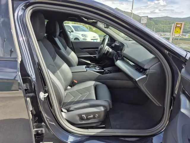 BMW 5 Series view 9