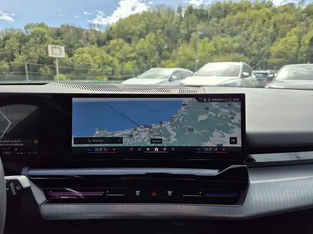 BMW 5 Series view 11