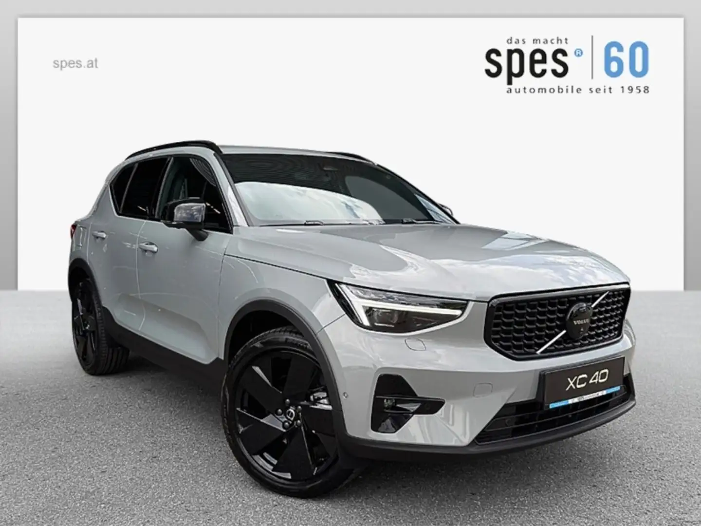 Volvo XC40 Black Edition Plus, B3 Mild Hybrid, Benzin Grau - 1