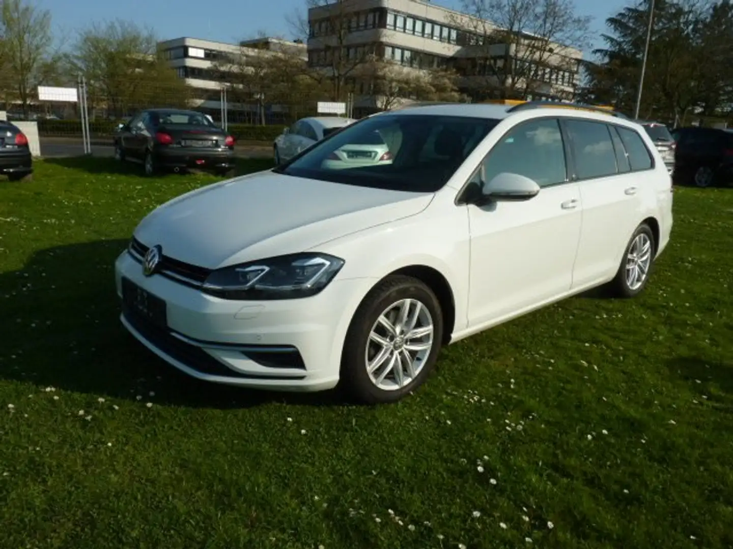 Volkswagen Golf 2,0 TDI DSG Comfortline Navi LED AHK Scheckheft ! Weiß - 1