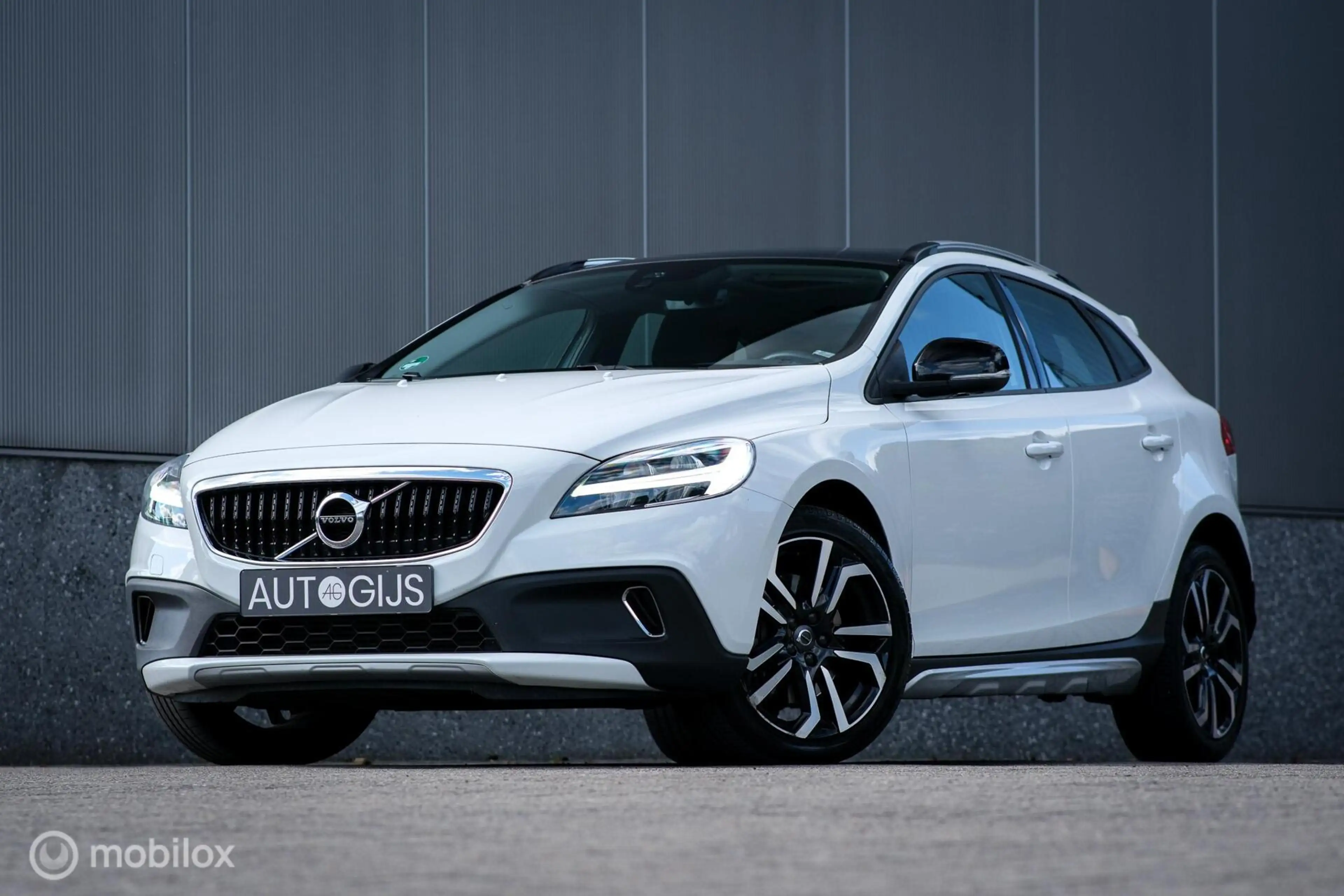 Volvo V40 Cross Country 1.5 T3 Polar+ Automaat | Trekhaak | Panorama | LED