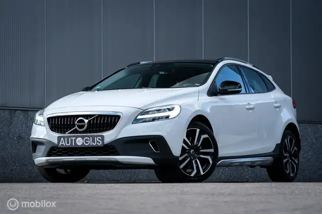 Volvo V40 Cross Country 1.5 T3 Polar+ Automaat | Trekhaak | Panorama | LED