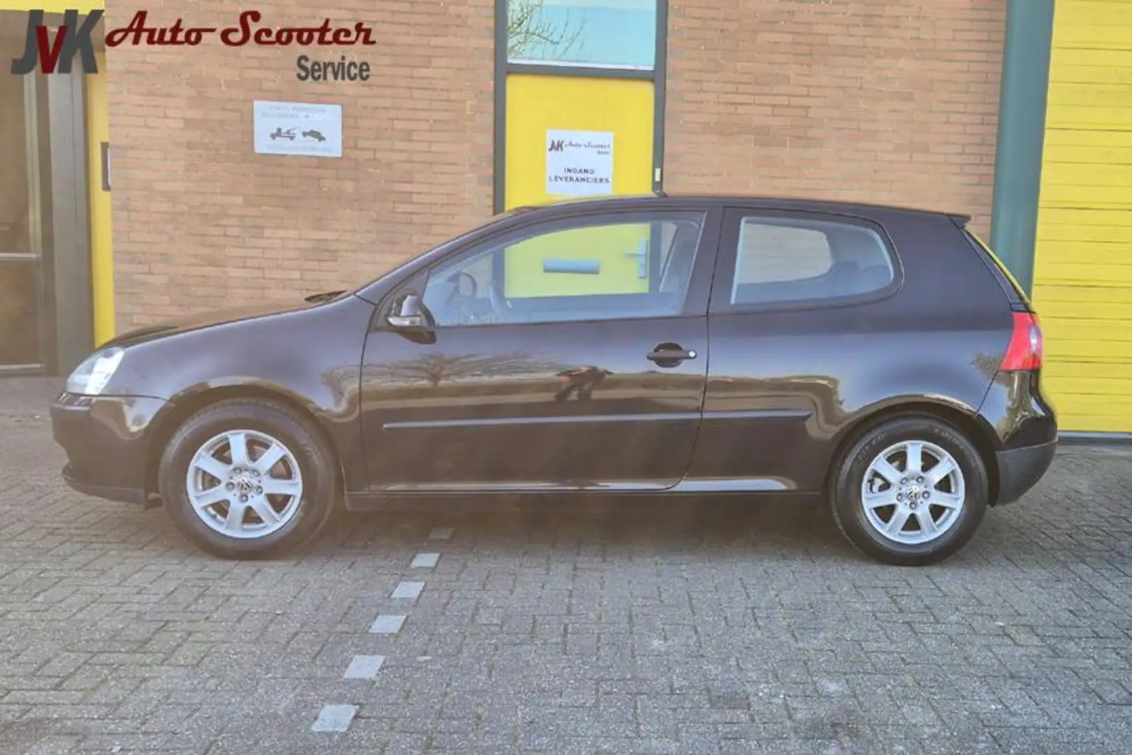 Volkswagen Golf 1.6 Trendline Airco! Trekhaak! Nieuwe Apk! Zwart - 2