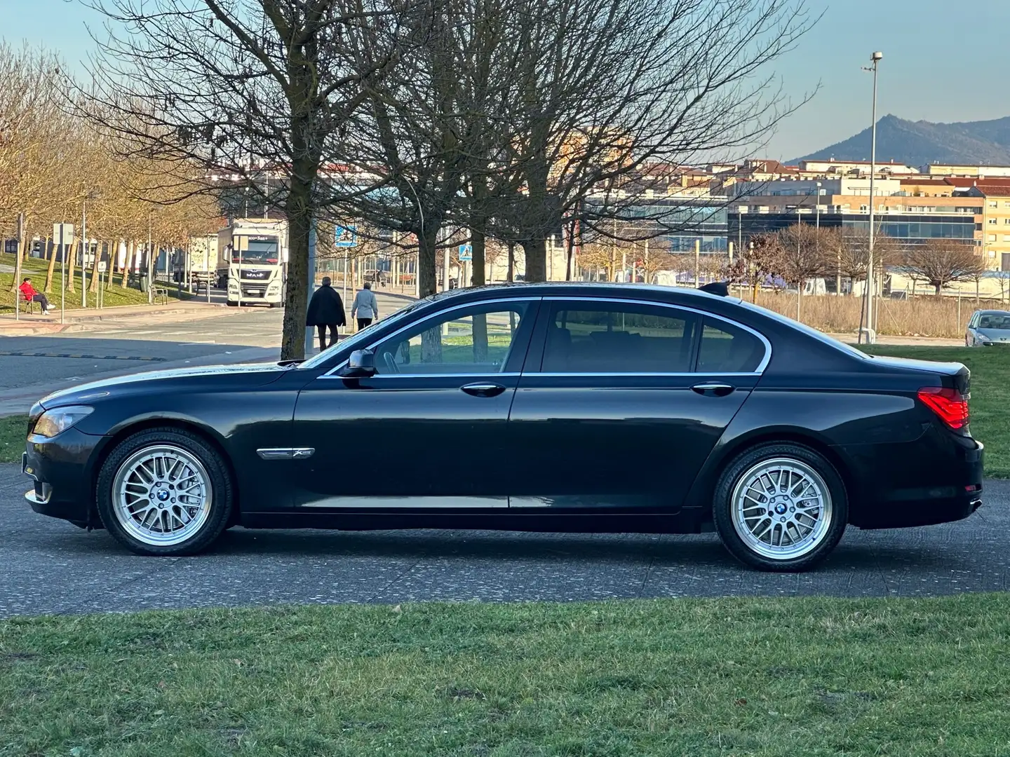 BMW 750 750LiA xDrive.        precio NEGÓCIABLE crna - 2