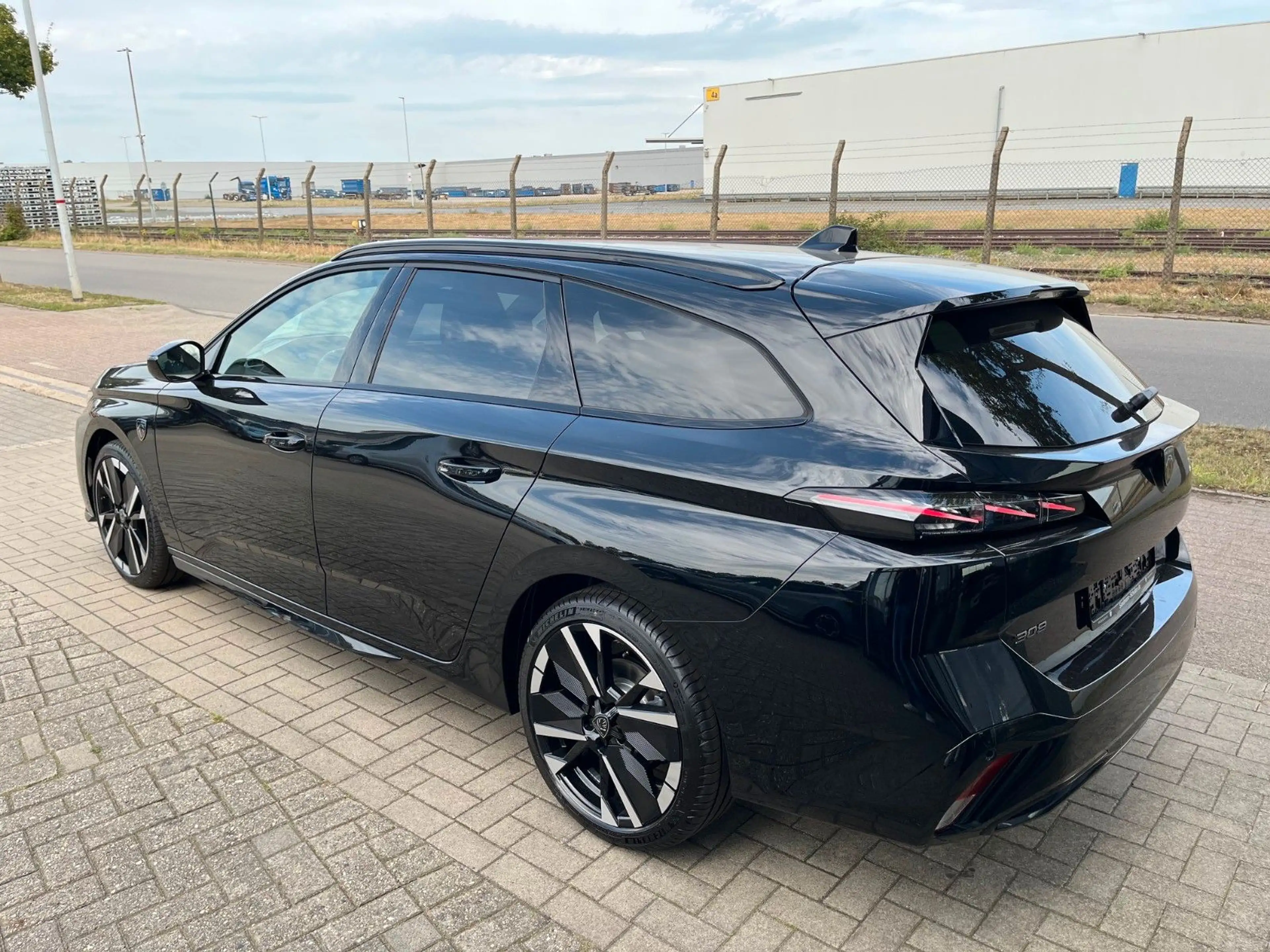 Peugeot 308 SW GT Exclusive — photo 3