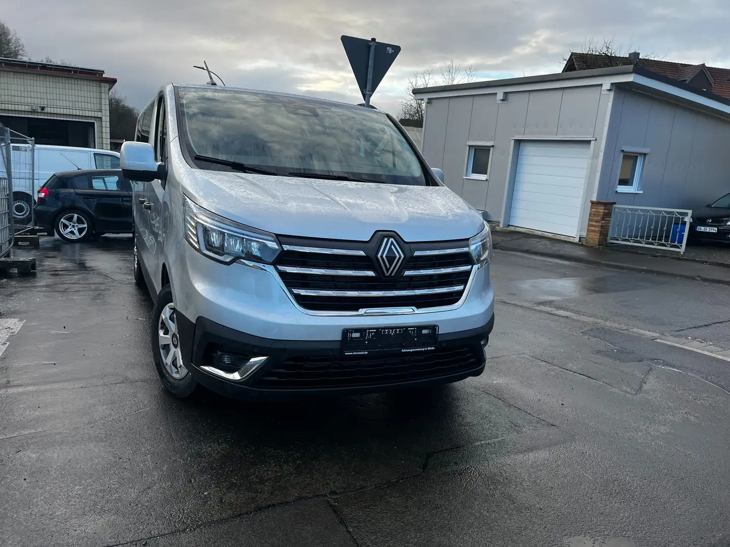 Renault Trafic L2H1 3,0t (8/9 Sitze) Life - 2