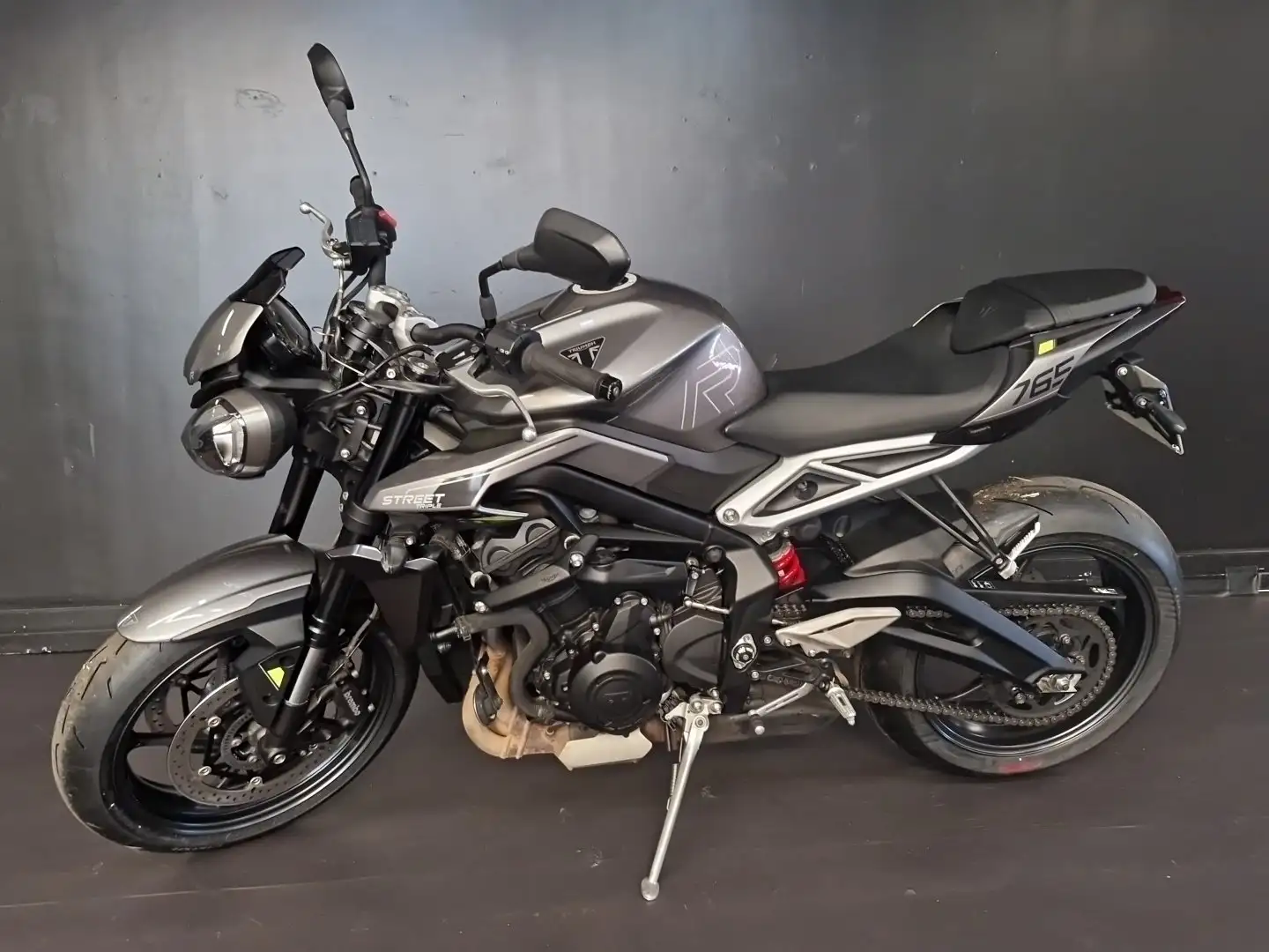 Triumph Street Triple 765 Gris - 1