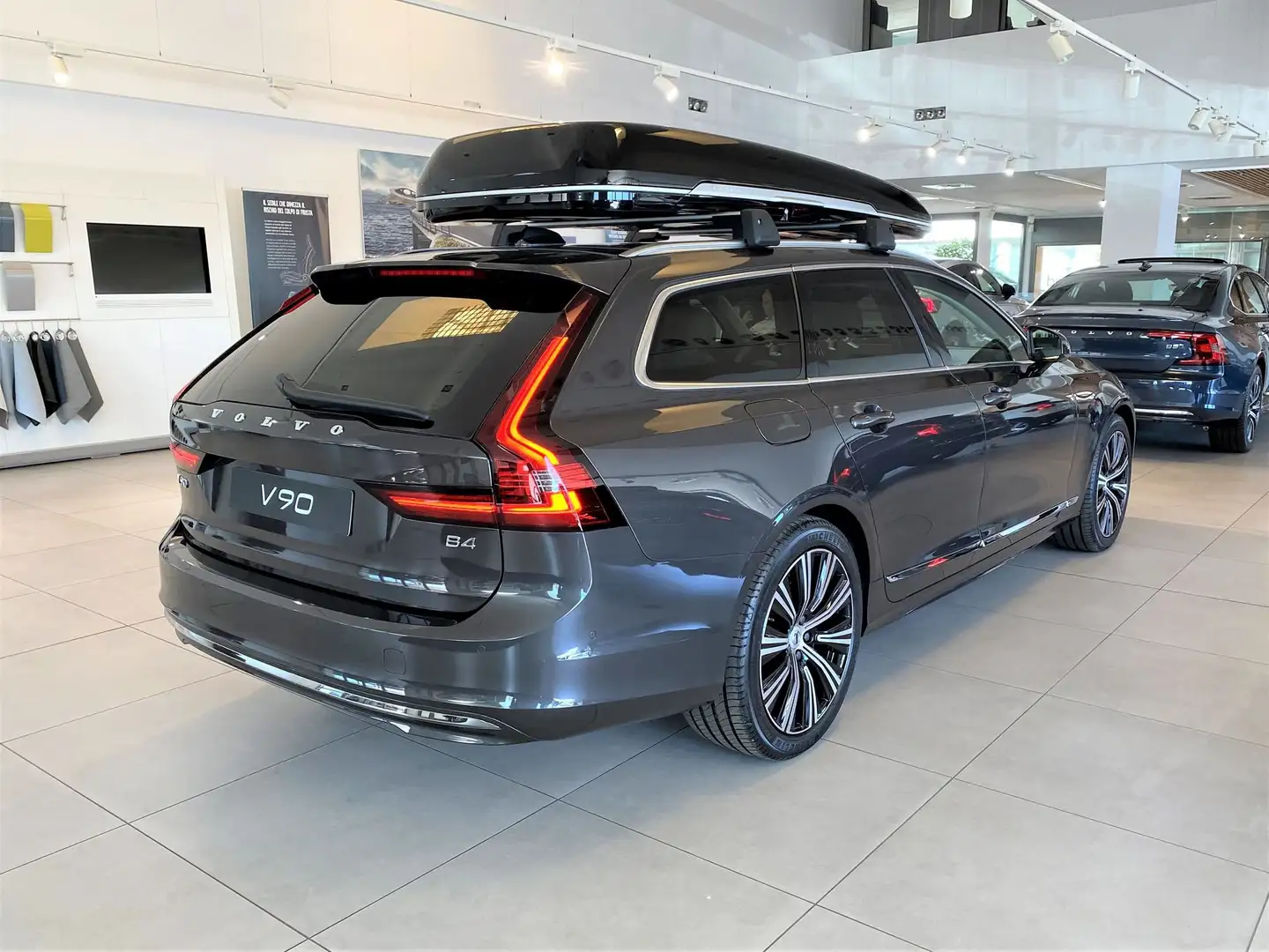 Volvo V90 B4 197+14 CV Mild Hybrid (Diesel) Automatico Plus Šedá - 2