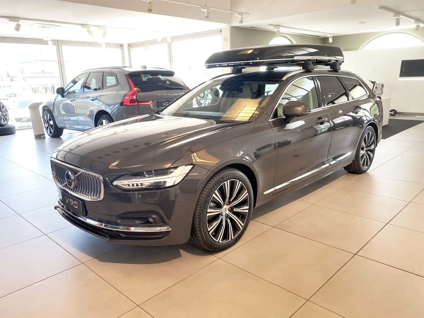 Volvo V90 B4 197+14 CV Mild Hybrid (Diesel) Automatico Plus Šedá - 1