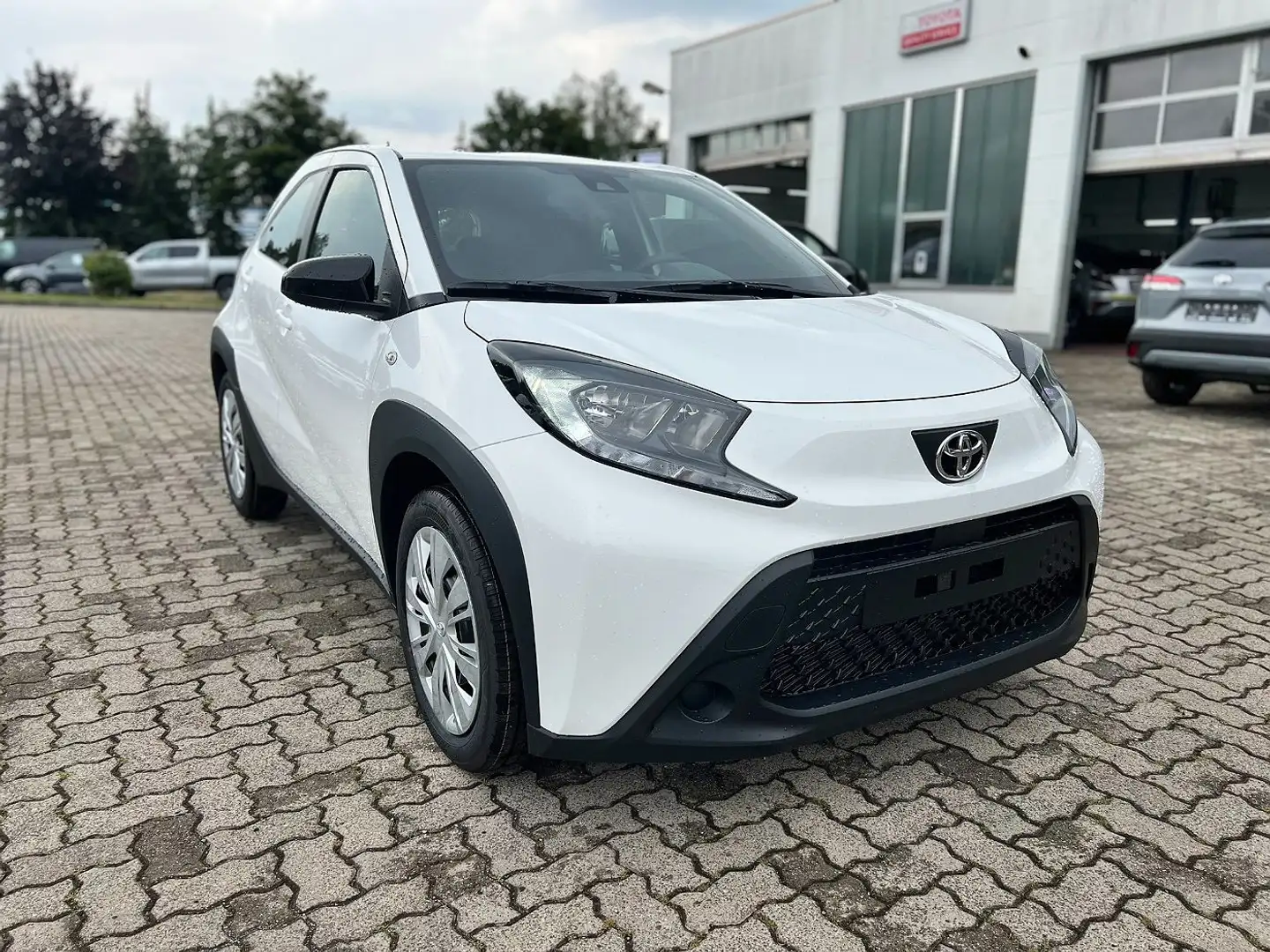 Toyota Aygo X VVT-i 1.0 Play Kamera, AppleCarPlay, DAB Biały - 2