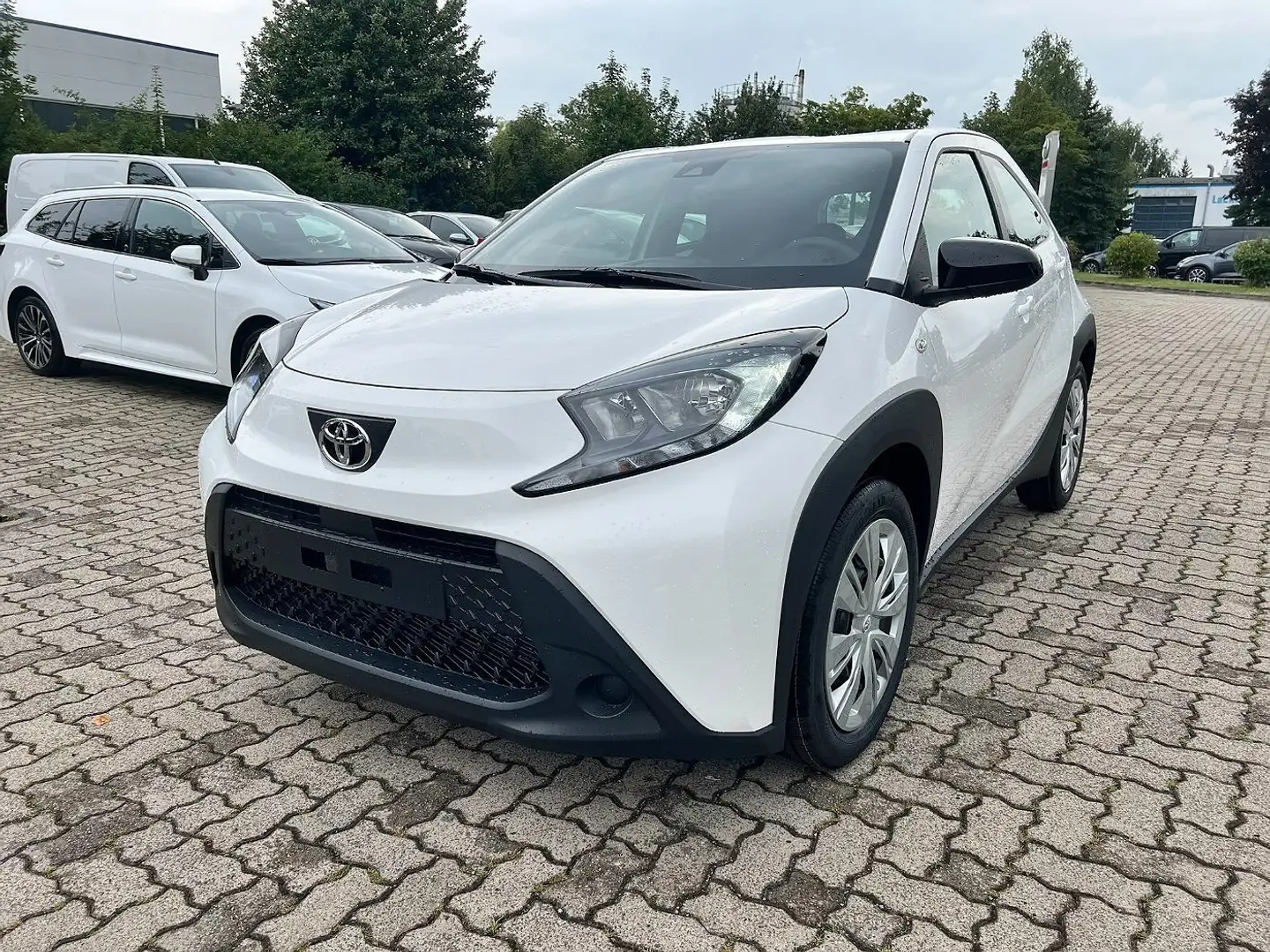 Toyota Aygo X VVT-i 1.0 Play Kamera, AppleCarPlay, DAB Biały - 1