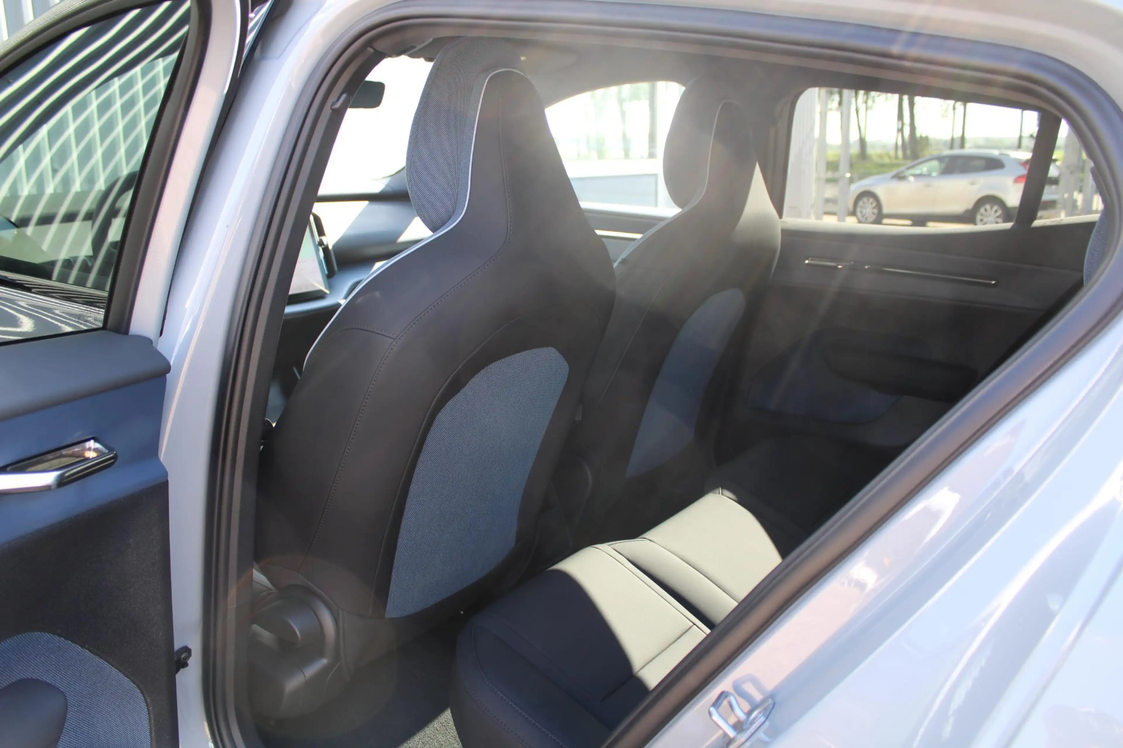 Volvo EX30 Single Motor Extended Range Plus 69 kWh | Verwarmb — photo 12