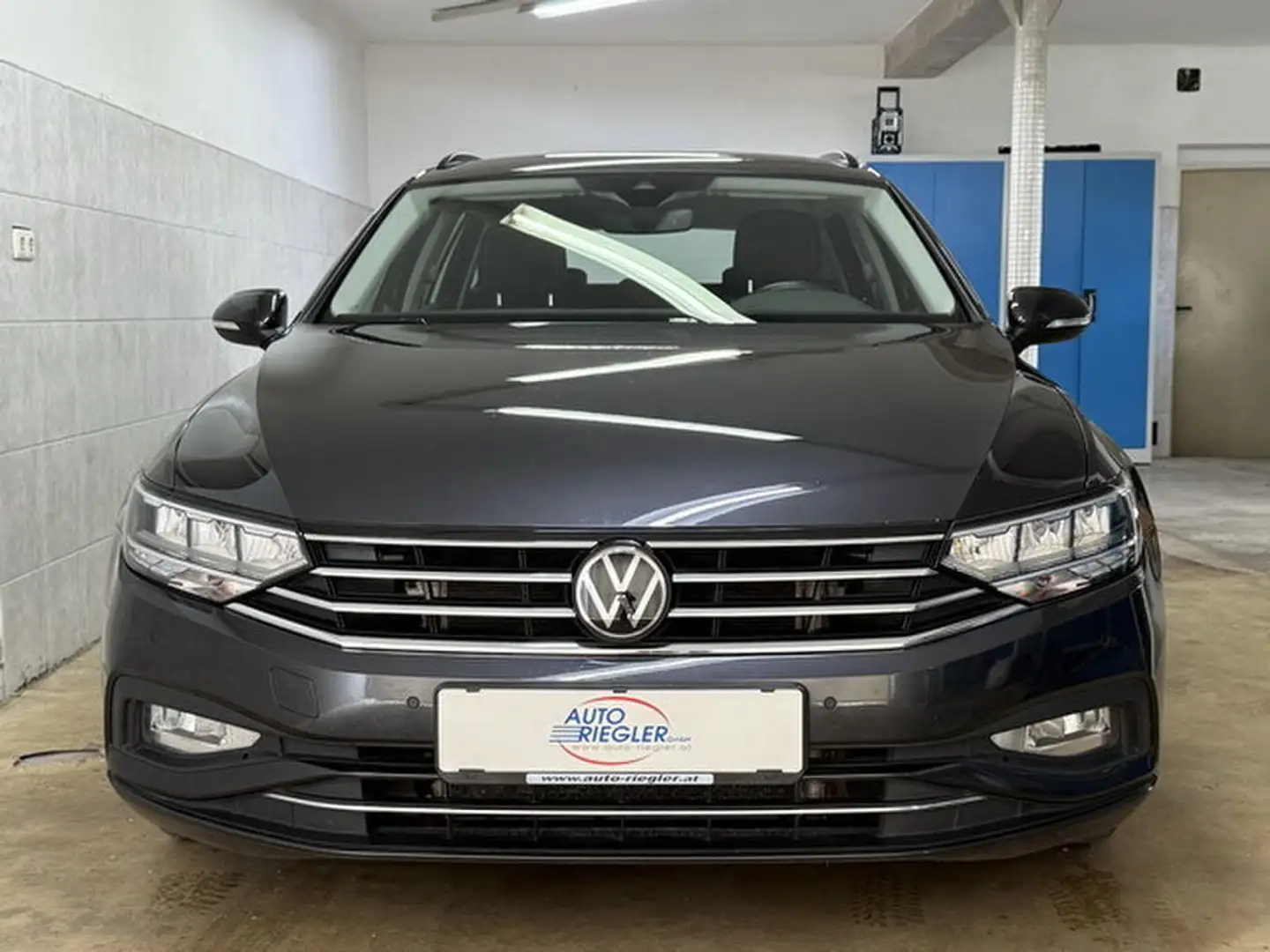 Volkswagen Passat Business DSG ''LED-Navi-Kamera-Sitzh-AHK-Alu Grau - 2