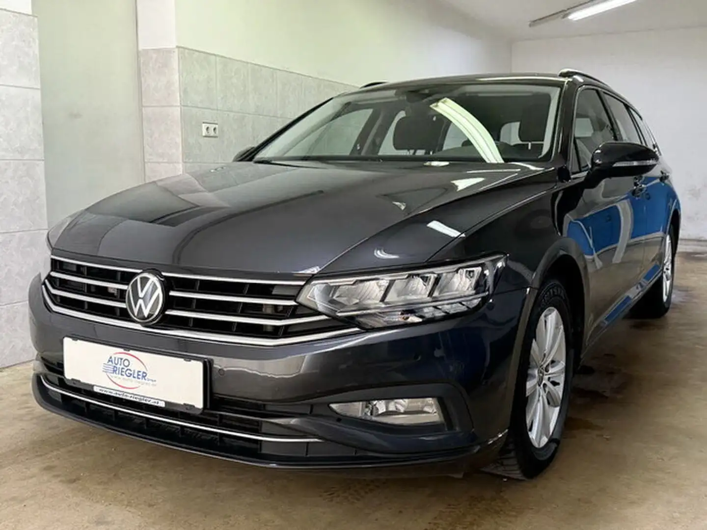 Volkswagen Passat Business DSG ''LED-Navi-Kamera-Sitzh-AHK-Alu Grau - 1