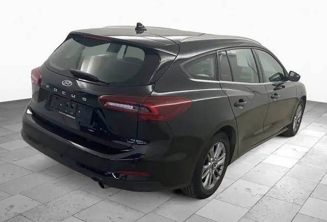 Ford Focus view 3