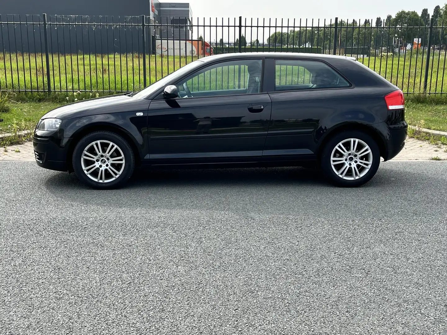 Audi A3 1.6 FSI Attraction Pro Line Schwarz - 2
