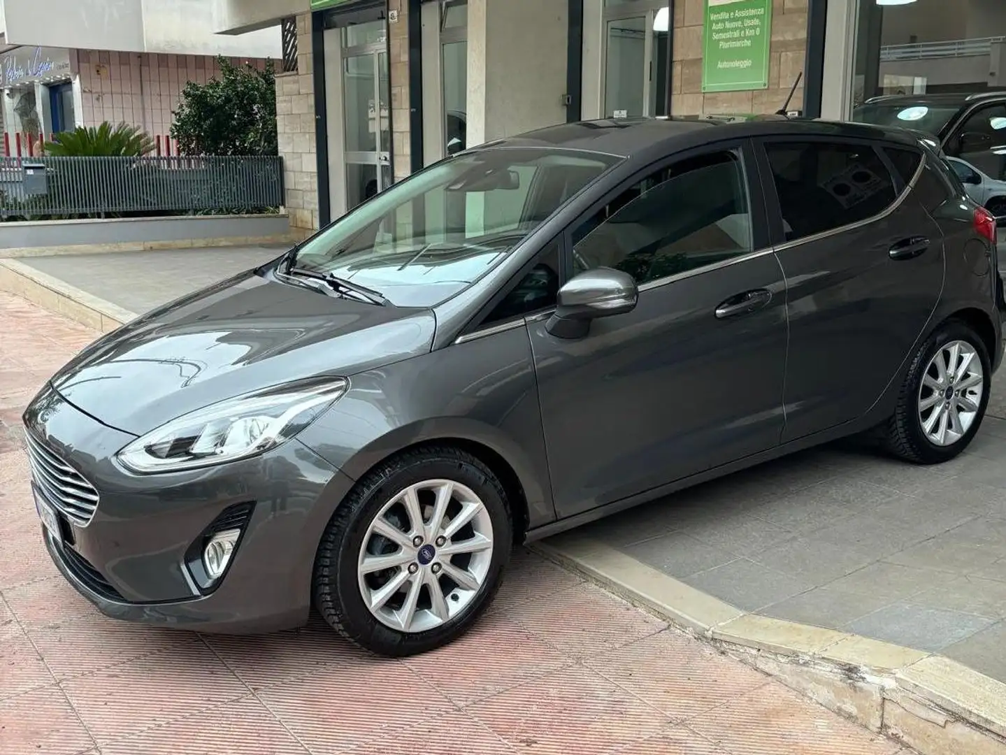 Ford Fiesta Fiesta VII 2017 5p 5p 1.5 ecoblue Titanium 85cv s Grijs - 2