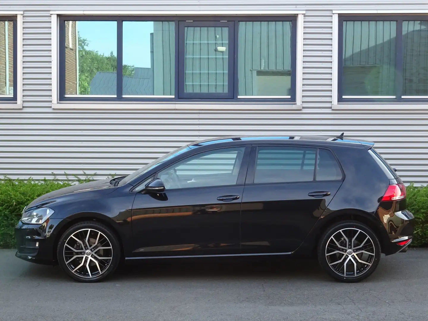 Volkswagen Golf 7 1.2TSI 105PK Comfortline Camera Trekhaak Keyless Zwart - 2