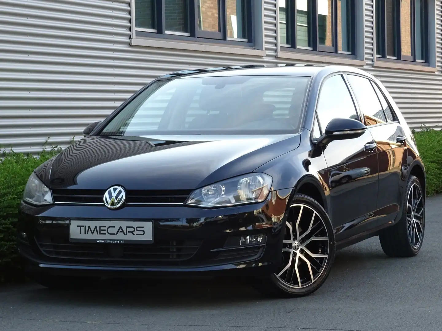 Volkswagen Golf 7 1.2TSI 105PK Comfortline Camera Trekhaak Keyless Zwart - 1
