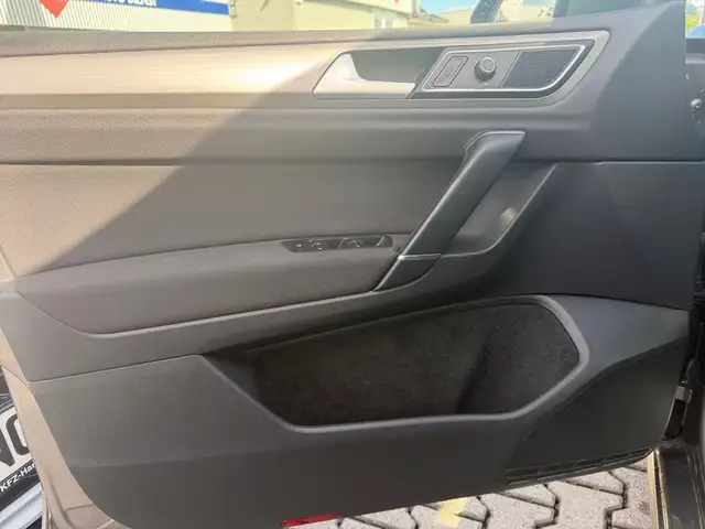 Volkswagen Golf Sportsvan view 15
