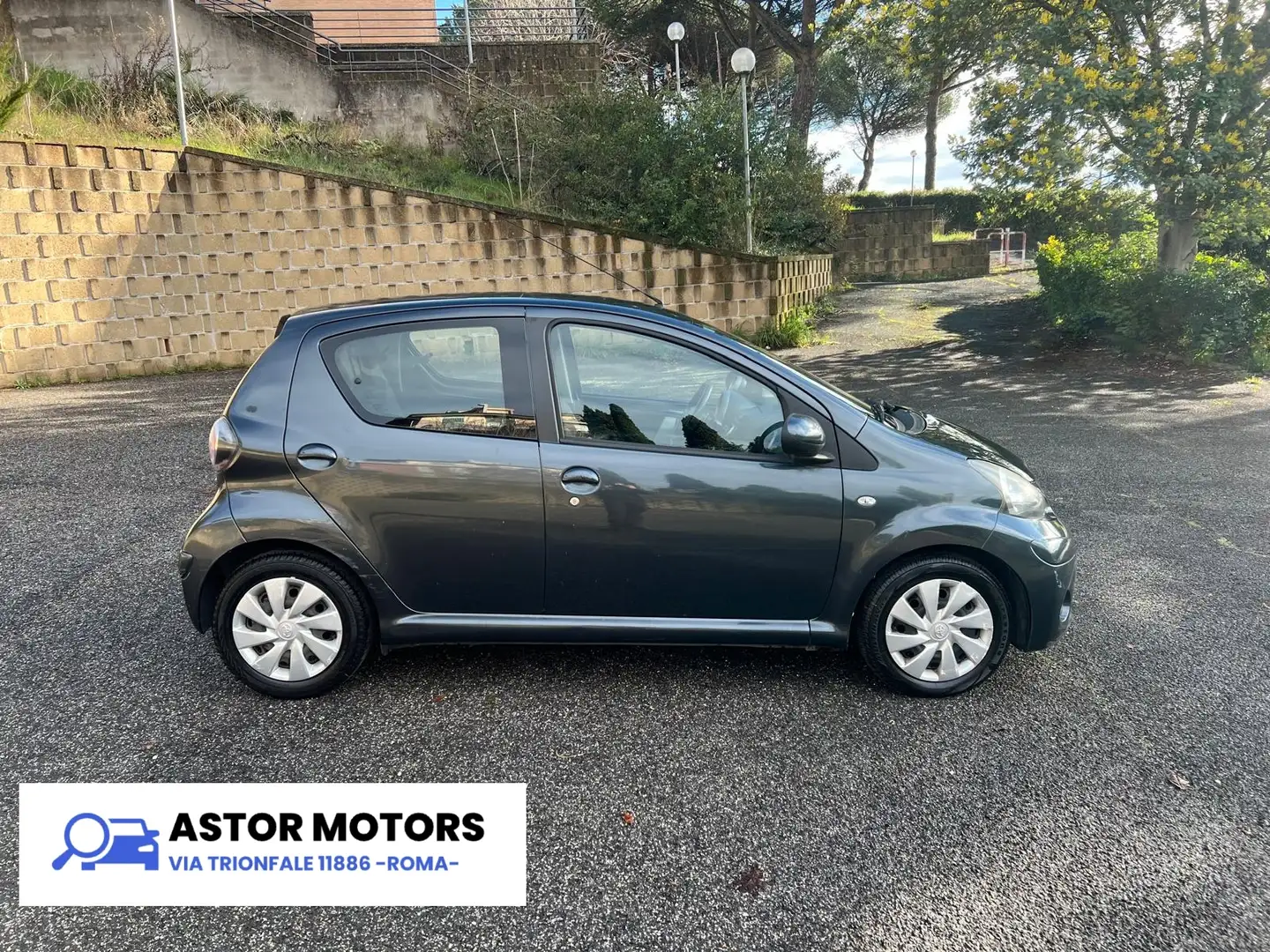 Toyota Aygo 2013 5p 1.0 Lounge Autom. Navig. Paddle 63000km Gris - 2