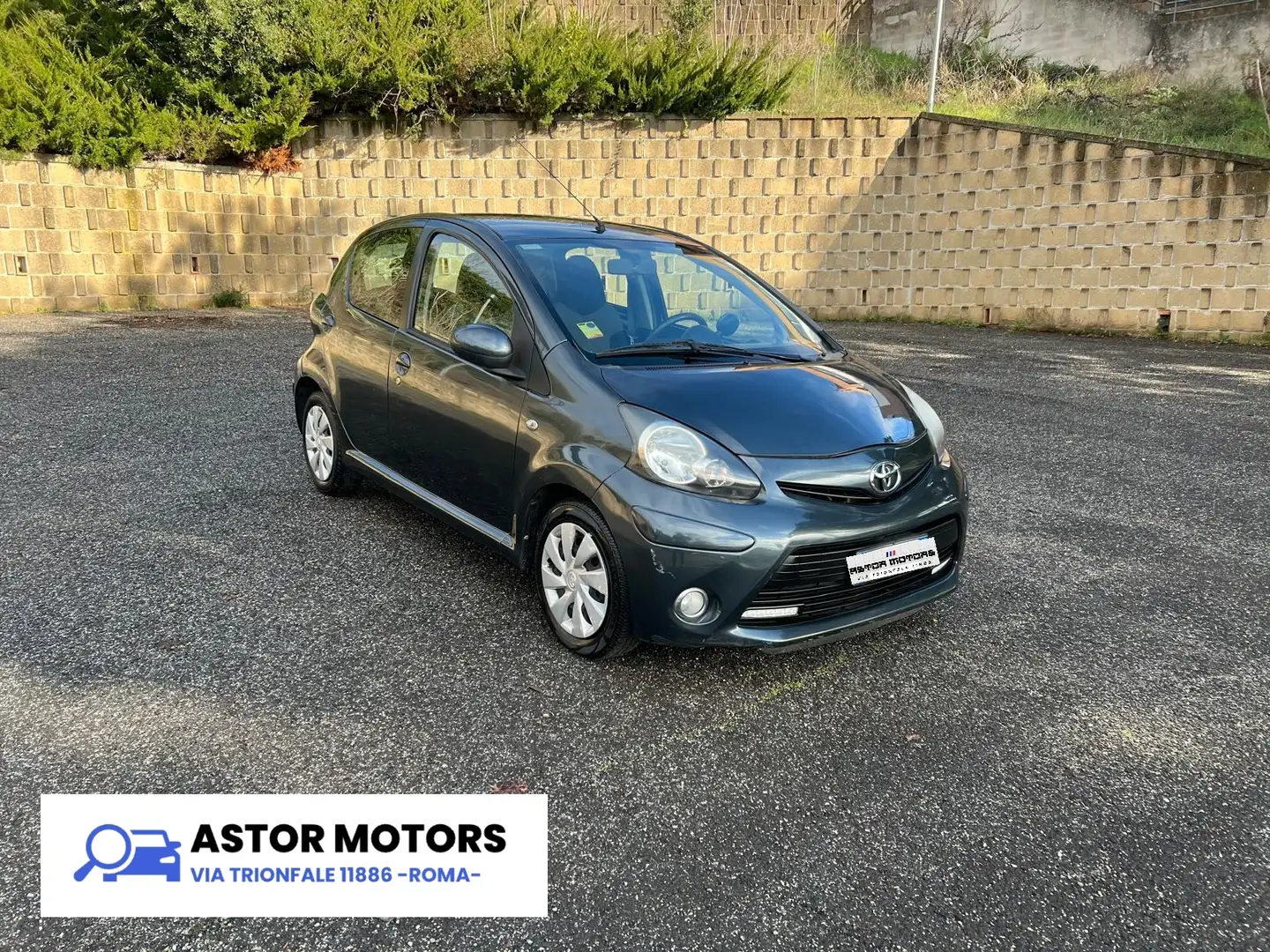 Toyota Aygo 2013 5p 1.0 Lounge Autom. Navig. Paddle 63000km Gris - 1